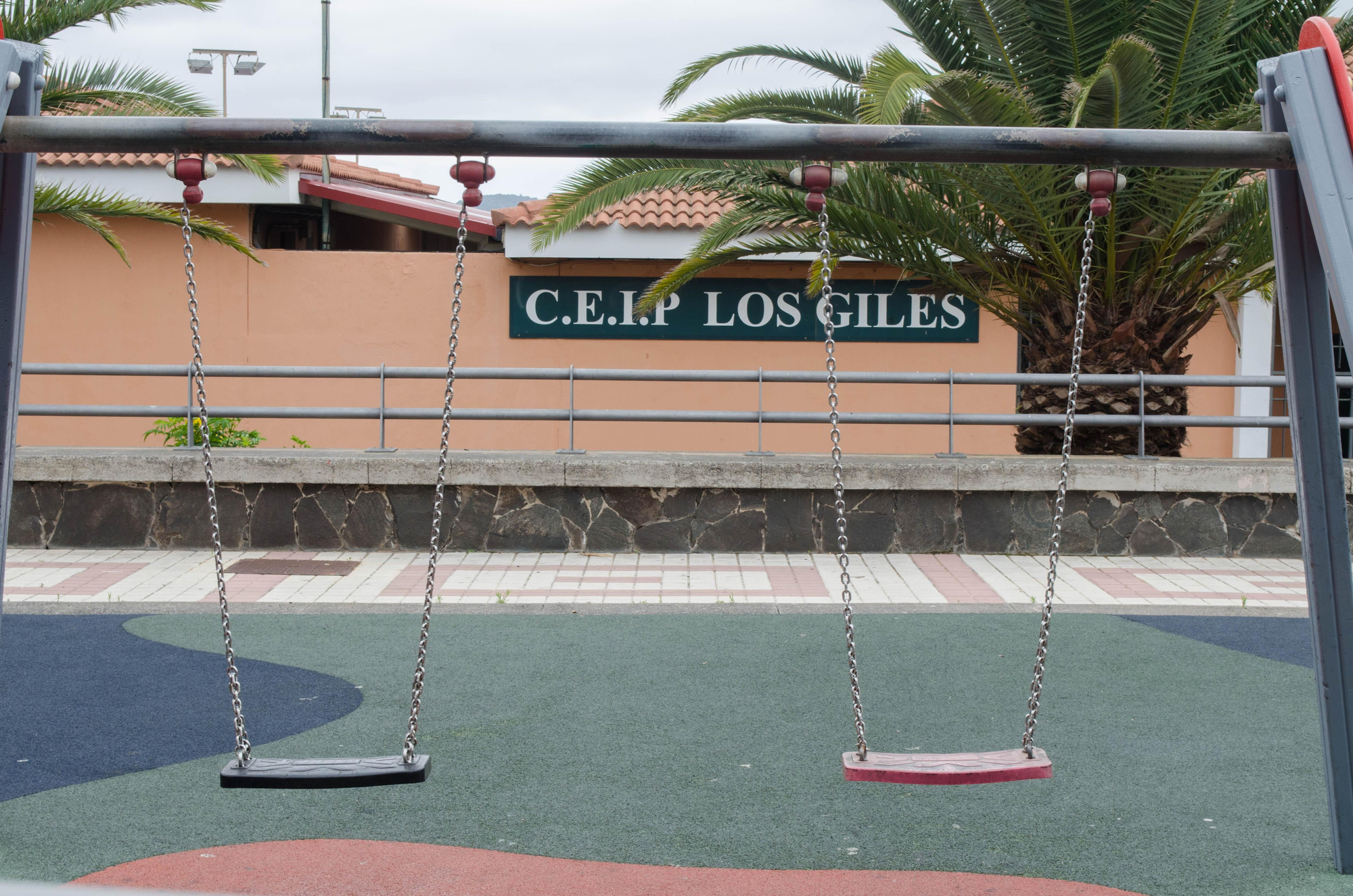 Cerca de algunos colegios, como el CEIP Los Giles (Las Palmas de Gran Canaria), hay parques que estas semanas también permanecen vacíos y retuercen la postal inédita de aquellos espacios ocupados por la infancia y ahora desérticos