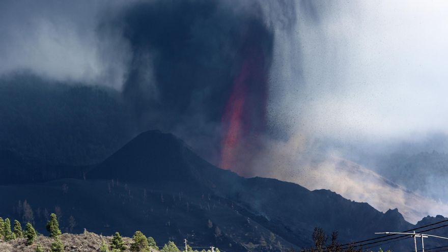 Nueva boca eruptiva en el volcán de La Palma, este sábado. / FOTO: Alejandro Ramos