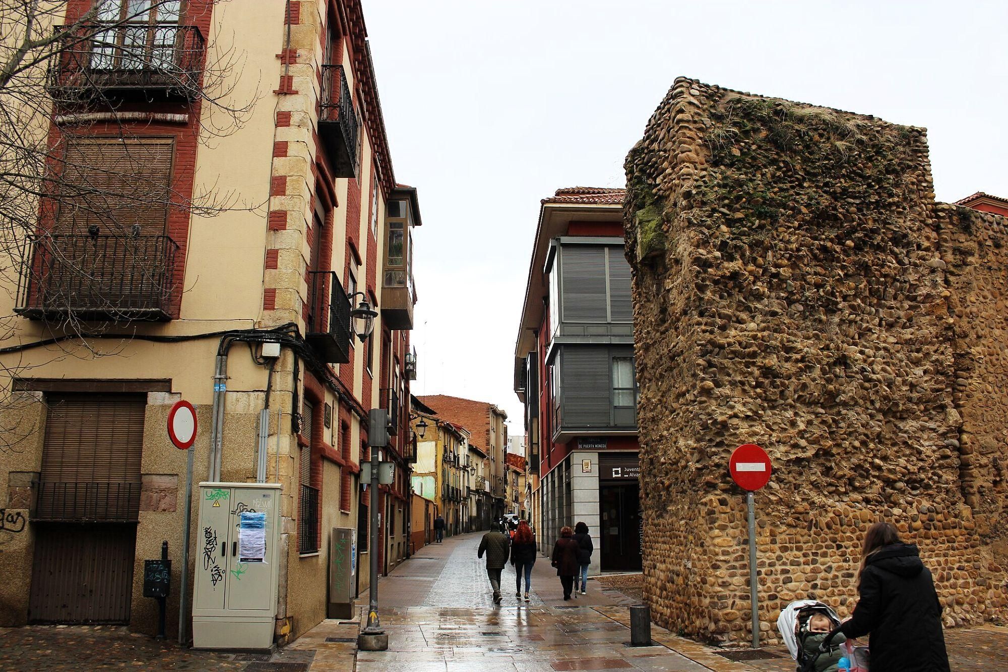 Una imagen de archivo de Puerta Moneda en la muralla de las Cercas de León.