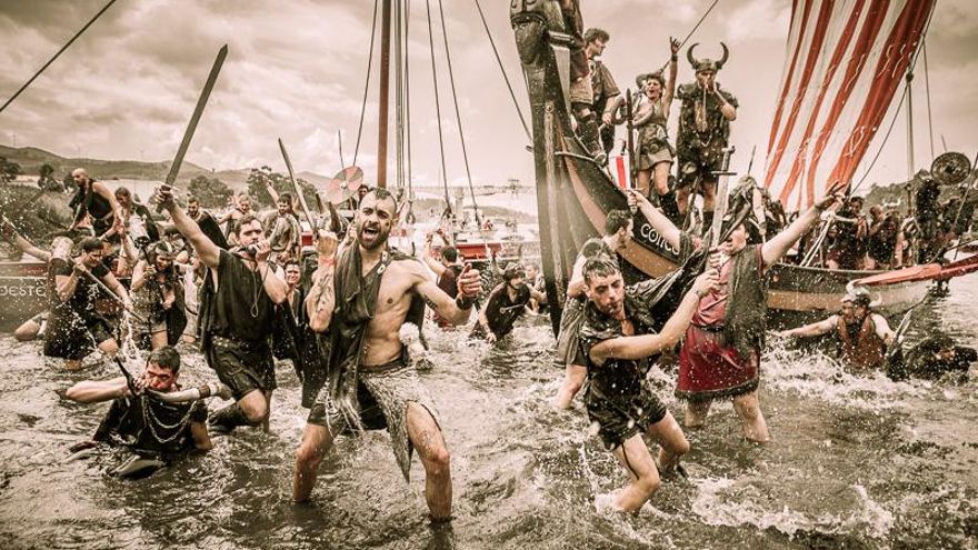 El pueblo gallego que cada verano recrea una invasión vikinga con drakkars en la ría