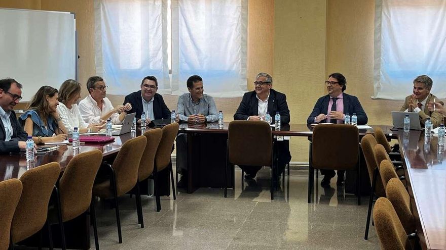 La Universidad ve posible 12 plazas más de medicina para el próximo curso, pero no las 35 de enfermería