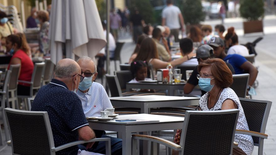 Personas con mascarilla charlan en una terraza de la región