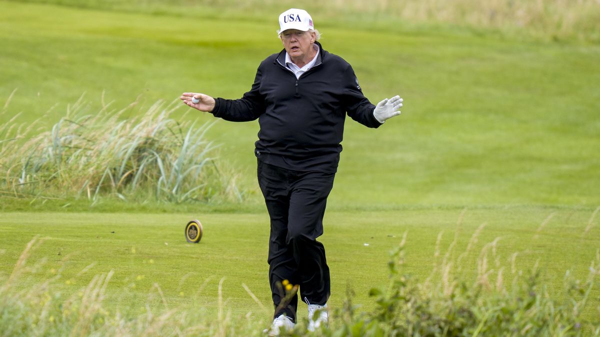 Donald Trump jugando al golf en su campo de golf Trump Turnberry en South Ayrshire, durante su viaje privado de cinco días a Reino Unido