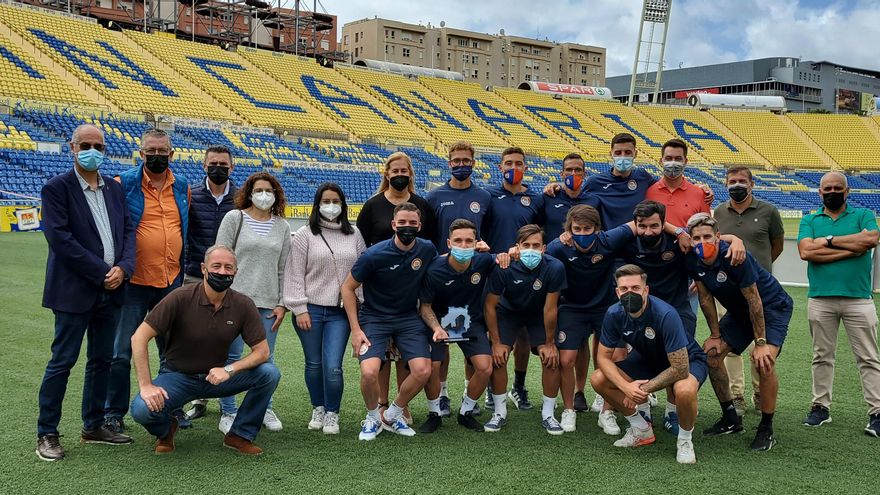 El Cabildo recibe al CF Panadería Pulido San Mateo por su histórico ascenso
