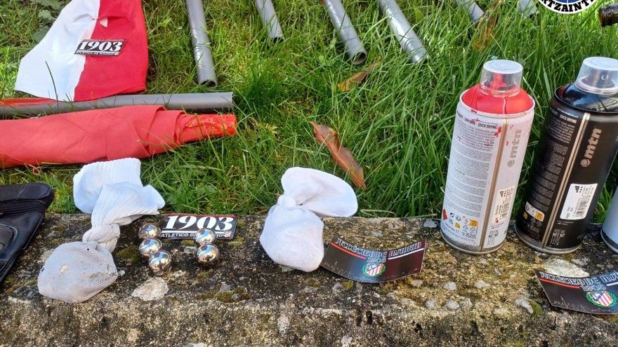 La Ertzaintza identifica en Vitoria a 118 ultras del Atlético de Madrid con palos y más material para altercados