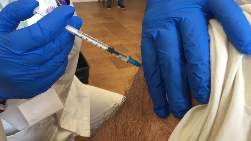 Más de un millón de personas residentes en Canarias han recibido al menos una dosis de la vacuna contra la COVID-19