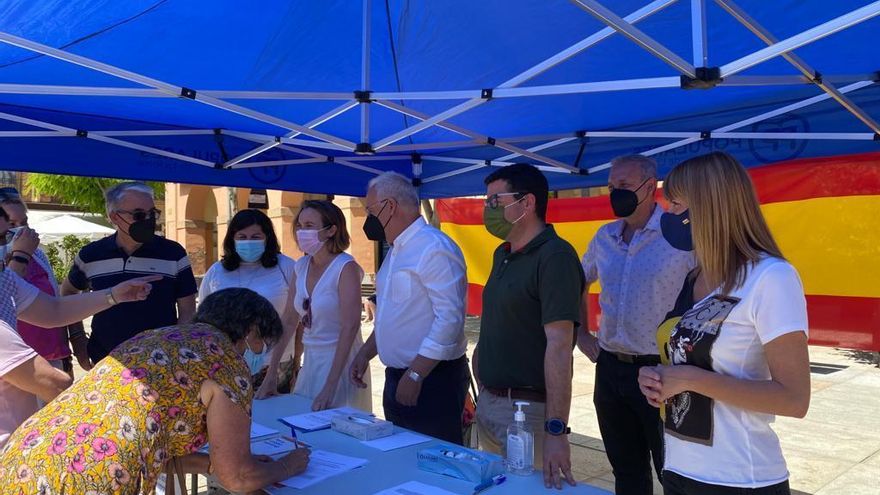 El PP recoge firmas contra los indultos en Alfaro: "Sánchez está comprando tiempo en La Moncloa"
