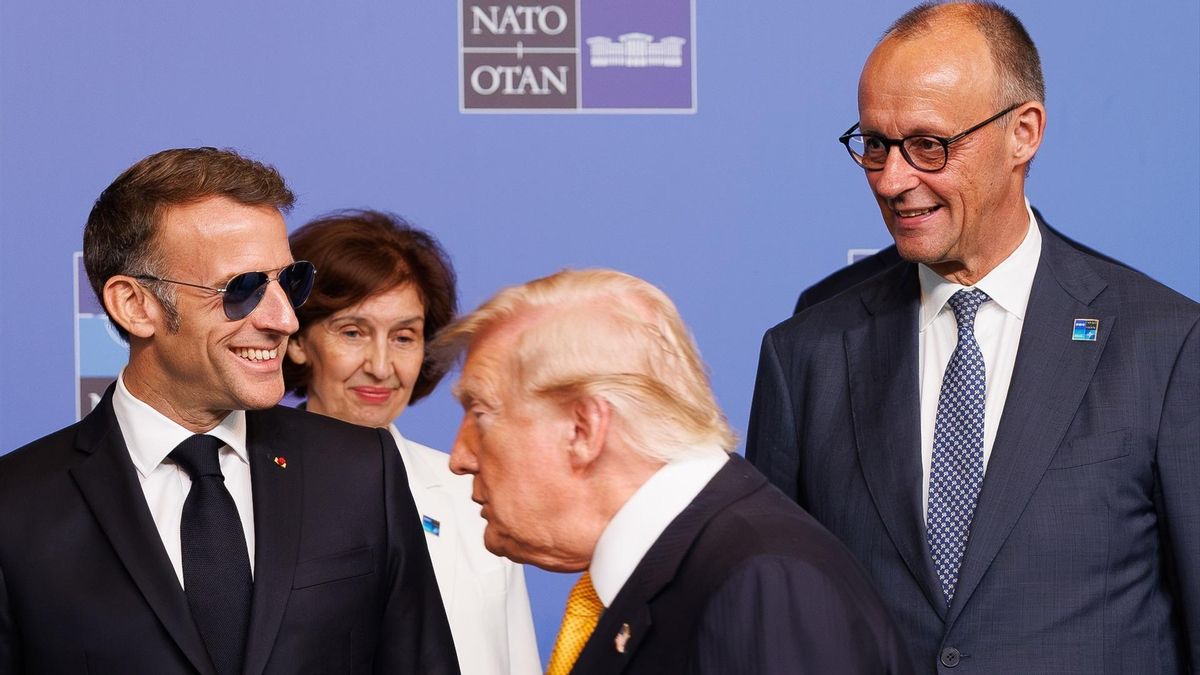 El francés Emmanuel Macron y el alemán Friedrich ven pasar a Donald Trump, en la última cumbre de la OTAN