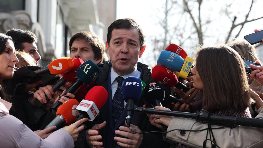 El presidente de la Junta de Castilla y León, Alfonso Fernández Mañueco, atiende a la prensa a su llegada este lunes a la sede del Partido Popular en Madrid