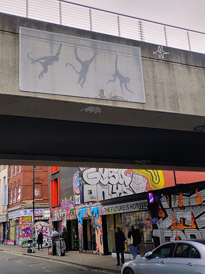 Los tres monos. Este grafitti de Bansky apareció en la zona y se convirtió en un icono de Brick Lane.