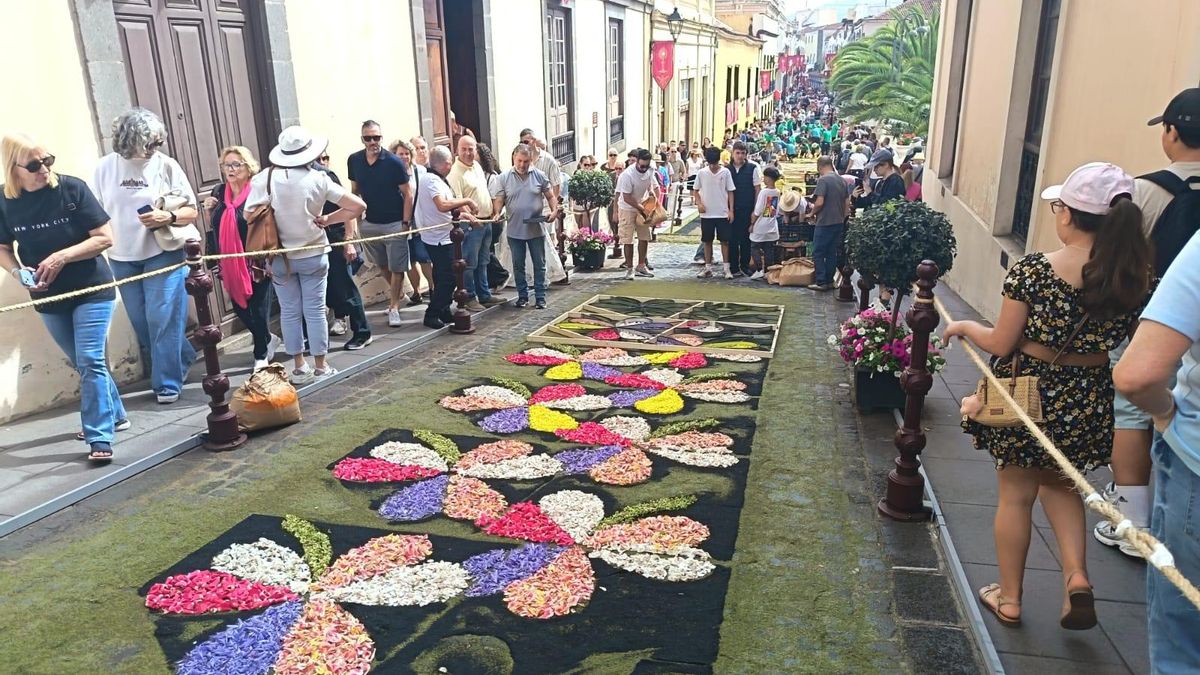 Visitantes admiran las alfombras de La Orotava