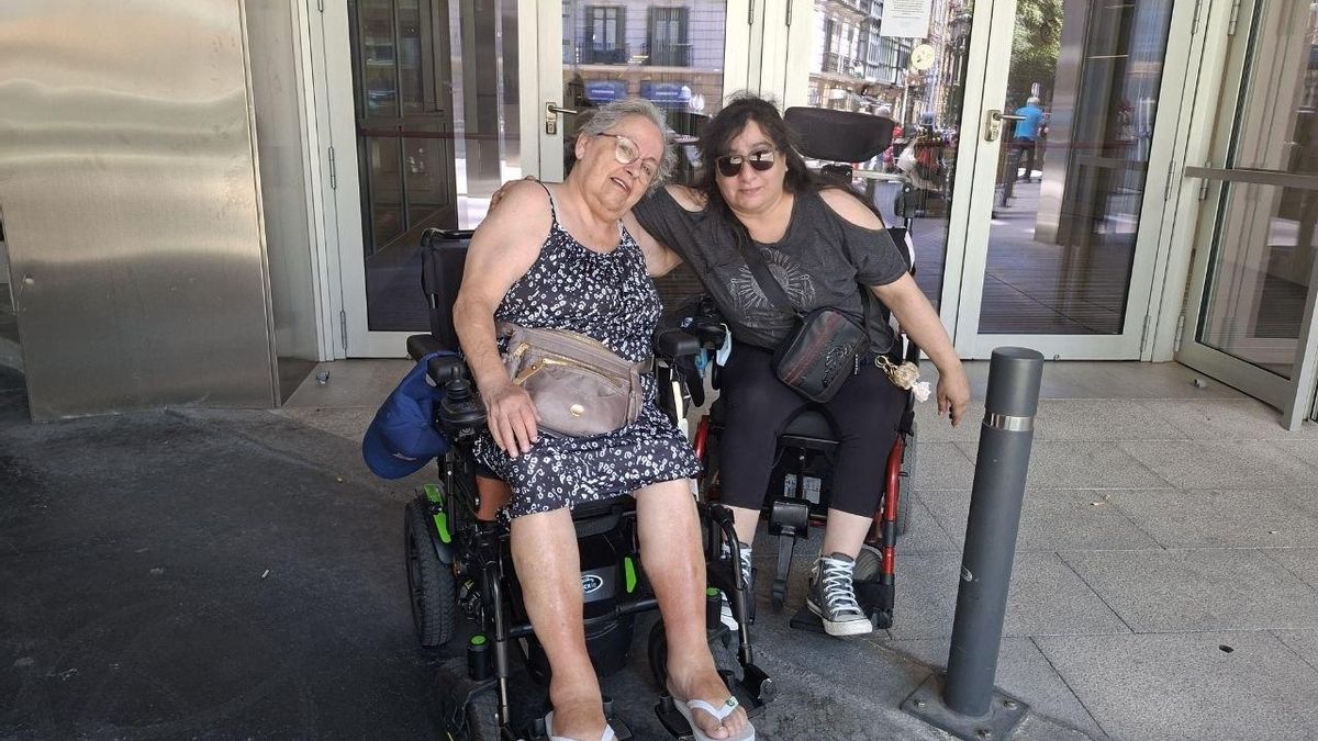 Norma e Isa, miembros de la Plataforma de Accesibilidad de la Línea C-3 que une Bilbao con Orduña