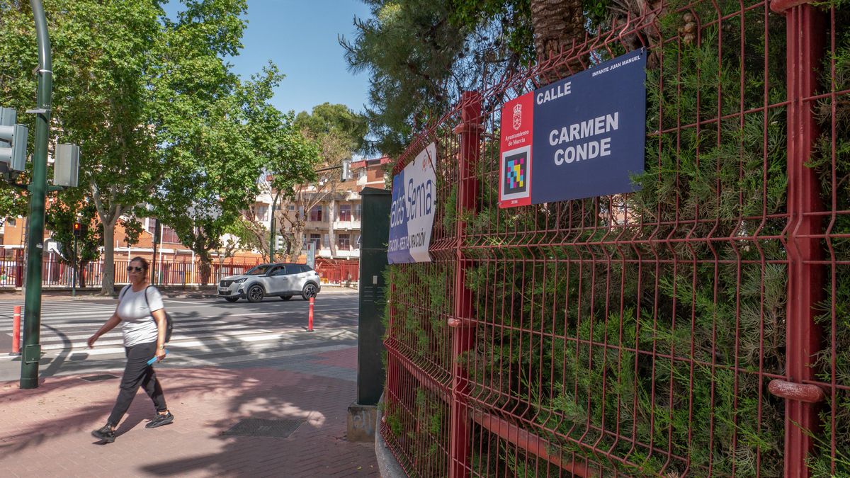 Calle de la poeta, dramaturga y ensayista Carmen Conde, en Murcia