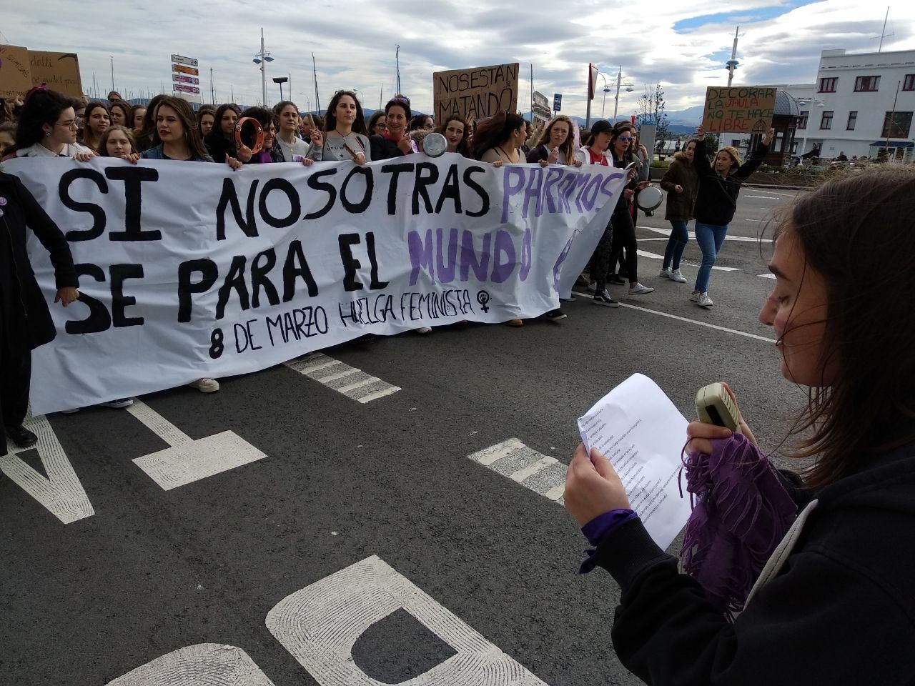 Cabecera de la manifestación feminista que marca la pauta de las proclamas. | RUBÉN ALONSO