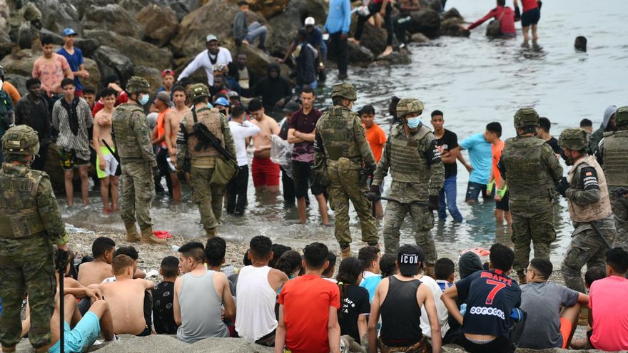 Militares del ejército español vigilan durante las devoluciones en caliente que están efectuando a los migrantes que han entrado en Ceuta procedente de Marruecos