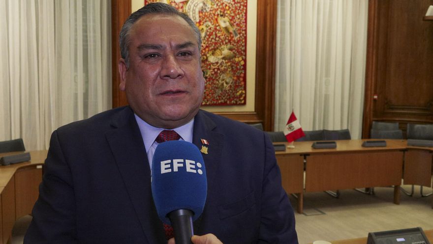 Minería ilegal genera más ingresos ilícitos que narcotráfico en Perú, dice primer ministro