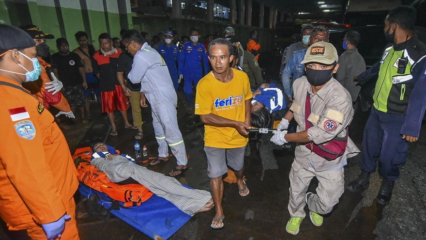 Al menos seis muertos en el naufragio de un transbordador en Indonesia