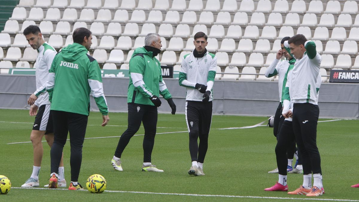 Requena en el entrenamiento del Córdoba CF