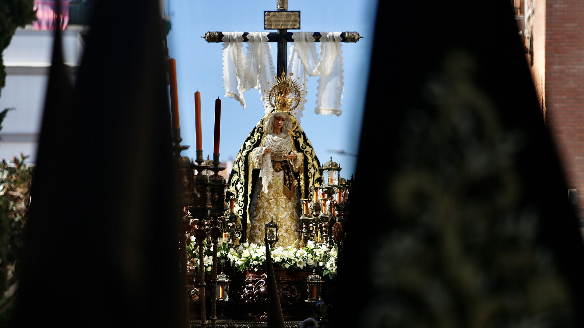La procesión de la Hermandad de la Soledad, en imágenes