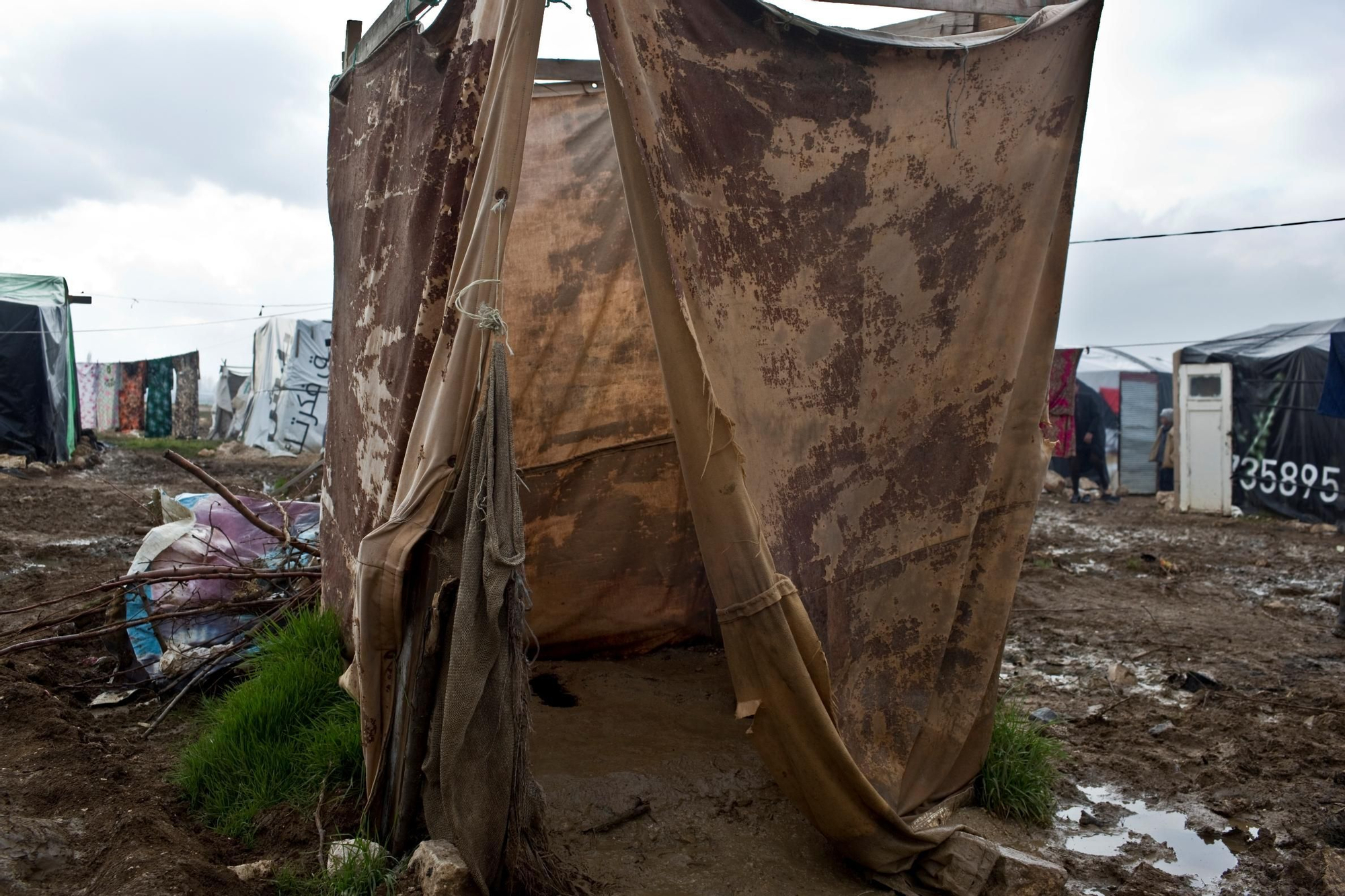 Los refugiados sirios dentro de Líbano no tienen acceso a atención médica gratuita y una vivienda decente. Las condiciones de vida para la mayoría son extremadamente precarias. Más del 50% de las personas consultadas por MSF, registradas de forma oficial o no, están hospedadas en estructuras deficientes. Letrina en el campo de refugiados improvisado en Deir Zenoun. El campamento, en un campo empapado por la lluvia y el barro, es el hogar de cerca de 500 personas que huyeron del conflicto en Siria.
