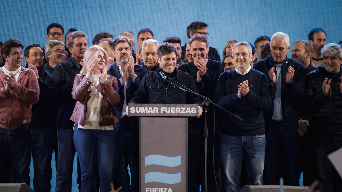 Axel Kicillof se dirige a sus partidarios en la noche de 7 de septiembre en La Plata