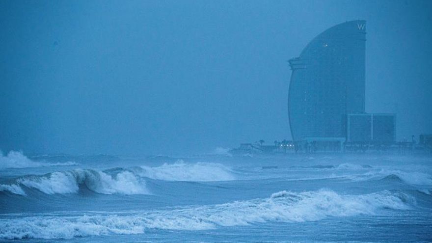 Aspecto de la playa de la Barceloneta azotada por grandes olas.