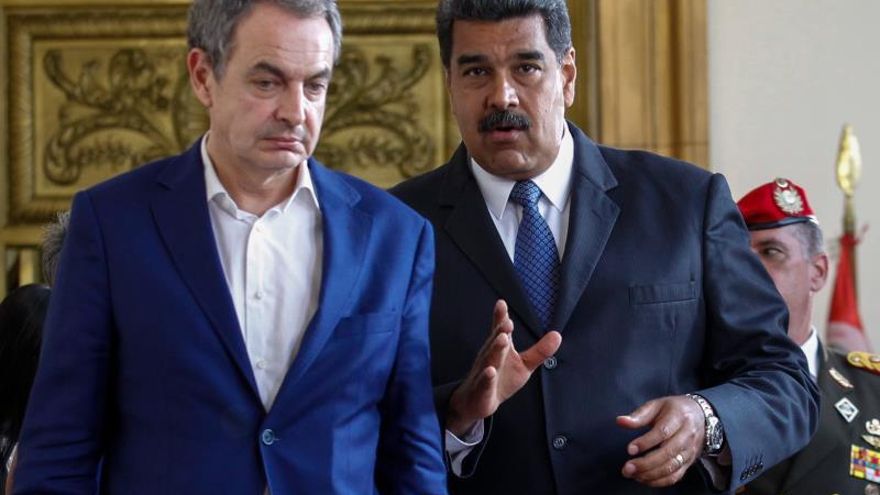 En la imagen, el expresidente del Gobierno español José Luis Rodríguez Zapatero (i) se reúne con el presidente venezolano, Nicolás Maduro (d).