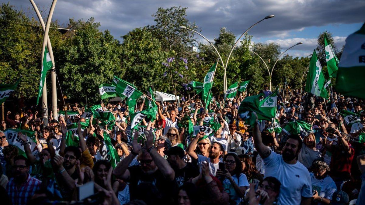 Público en el final de campaña de Adelante Andalucía en la Alameda de Hércules, en Sevilla.