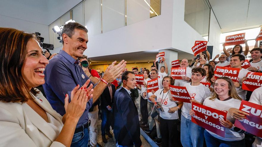 La diputada del PSOE Esther Peña y el presidente del Gobierno, Pedro Sánchez, durante un acto de precampaña, en Fórum Evolución, a 21 de octubre de 2026, en Burgos