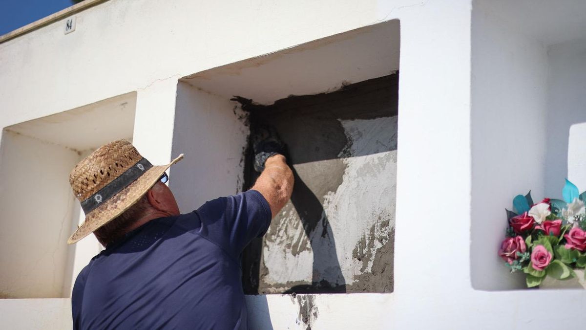 Pepín Escandell, el enterrador de Formentera, prepara un nicho antes de pintarlo de blanco y escribir las palabras MUERTO EN EL MAR. NO IDENTIFICADO.