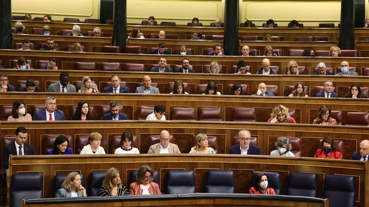 Miembros del hemiciclo en una sesión de control, en el Congreso de los Diputados.