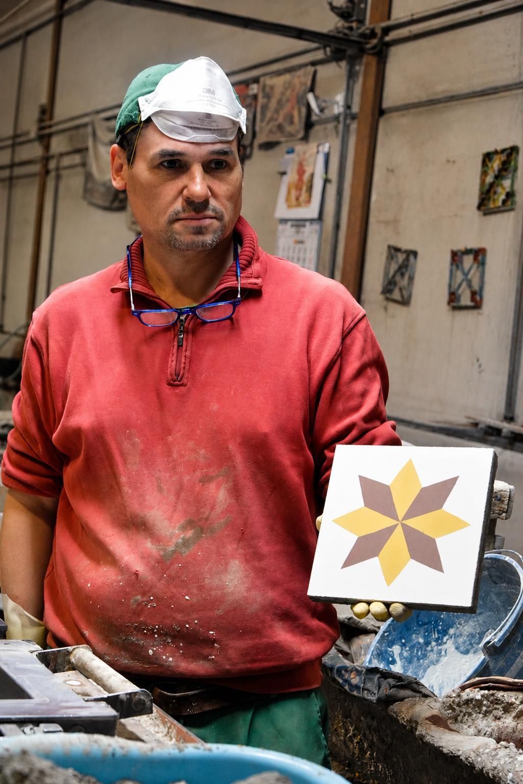 Luis Hernández en su taller de Lora del Río.