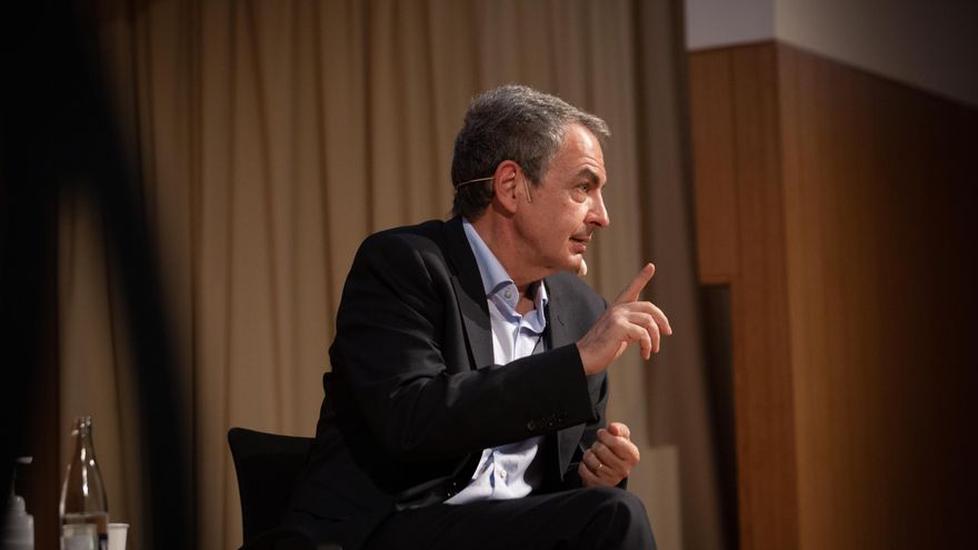 El expresidente del Gobierno José Luis Rodríguez Zapatero, durante la presentación de su libro ‘No voy a traicionar a Borges, en el Ateneu Barcelonès, a 7 de octubre de 2021, en Barcelona, Catalunya (España). El libro es un ensayo en el que el expresidente reflexiona sobre Jorge Luis Borges, su obra y sus ideas.