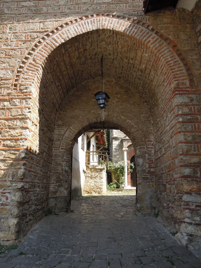 Puerta medieval en las murallas de Ohrid.