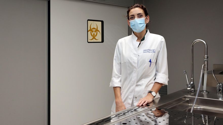 Dentro de una sala de autopsias COVID: espacio estanco, filtros de aire y un protocolo de máxima seguridad