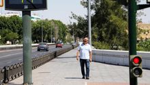 Un hombre camina junto a un termómetro con 44 grados ayer en Córdoba.