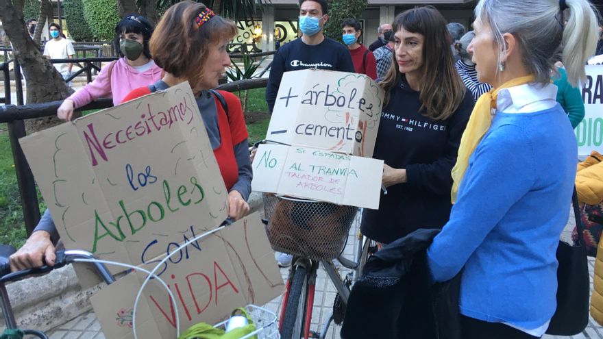 El anterior alcalde, Juan Espadas, sigue en el centro de la crítica por impulsar la ampliación del tranvía.