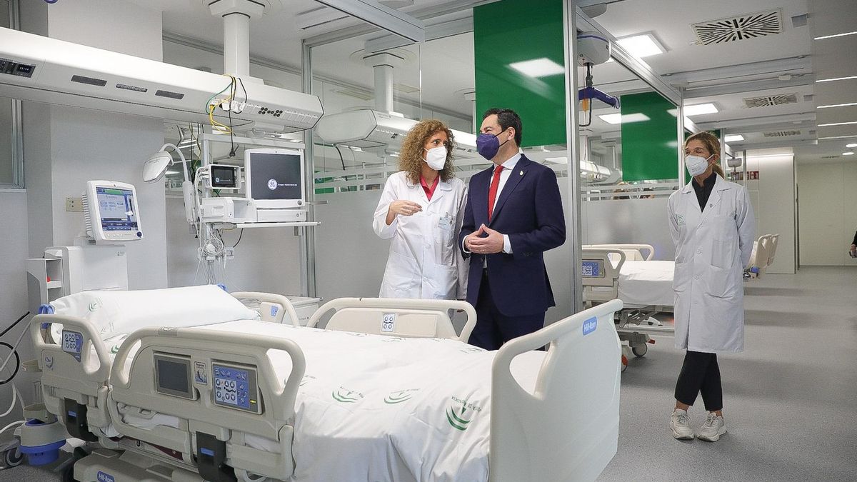 El presidente de la Junta de Andalucía, Juanma Moreno, en la inauguración del nuevo Hospital de Emergencias Covid-19 instalado en el antiguo Hospital Militar de Sevilla.