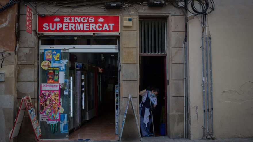 Barcelona prohíbe la apertura de nuevas tiendas alimentarias 24 horas