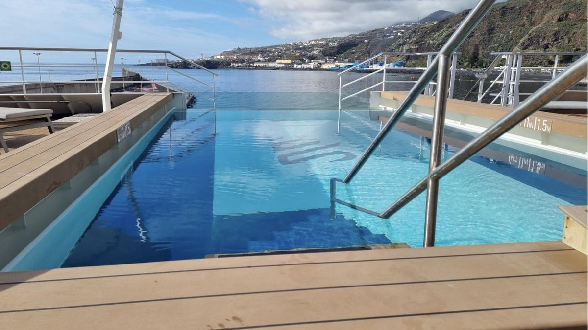 Piscina del crucero ‘DH Diana’, este jueves,  atracadoen el puerto de Santa Cruz de La Palma