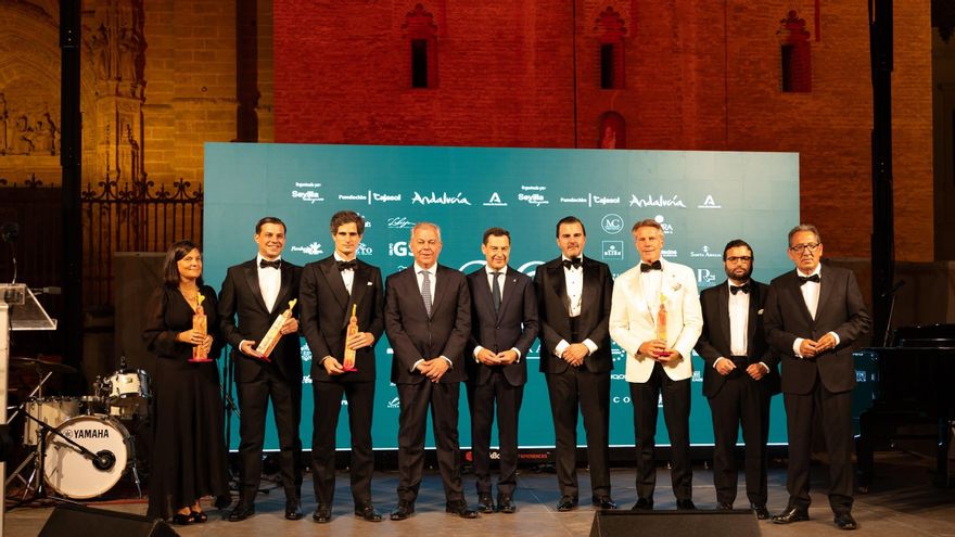 Autoridades y premiados que asistieron a la gala.