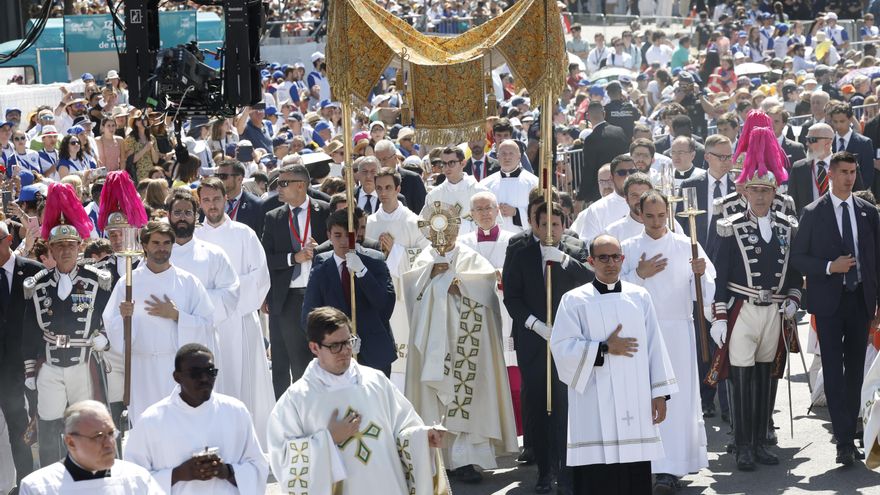El papa León XIV durante la procesión del Corpus Christi tras la misa oficiada este domingo en la Plaza de Cibeles de Madrid.