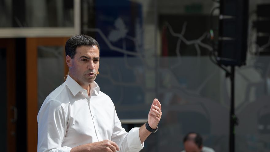 Pradales se vale del décimo aniversario de la ley vasca de Vivienda para anunciar avales a jóvenes para la compra de casas