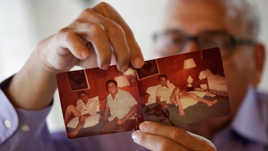 El mayor retirado y ex jefe de Inteligencia panameño Felipe Camargo muestra una fotografía donde aparece el exguerrillero nicaraguense Edén Pastora, en una entrevista con Efe este jueves en Ciudad de Panamá (Panamá).