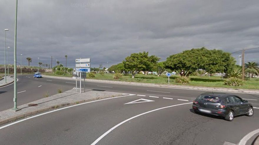 Freno a la gasolinera de Disa en el acceso al cementerio de San Lázaro