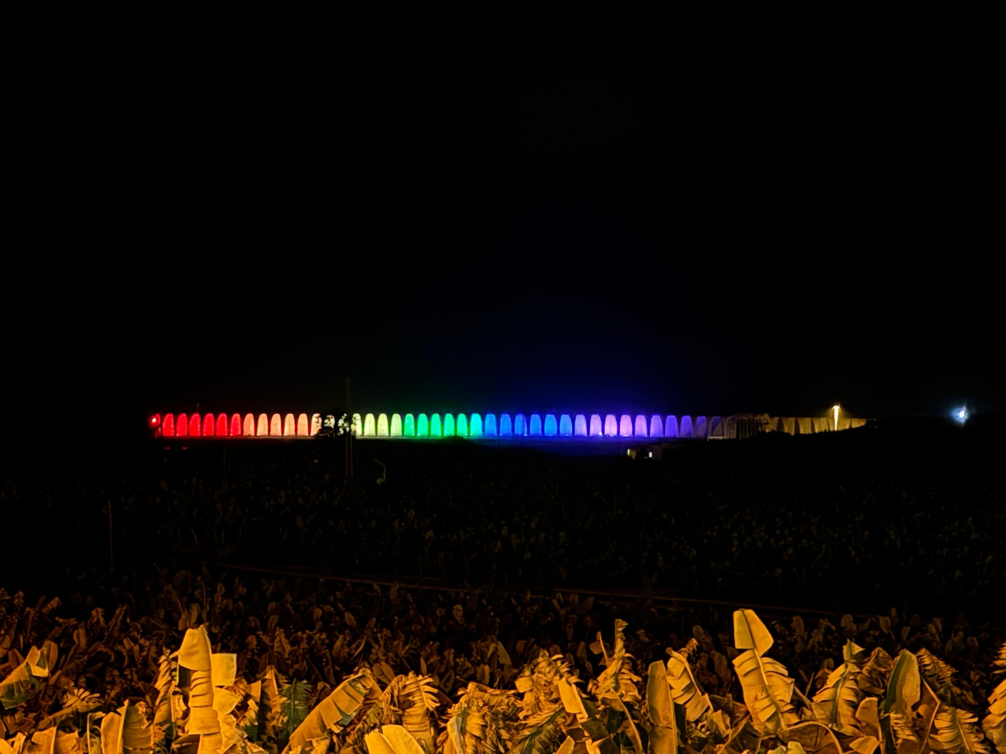 Arcos con los colores de la bandera LGTBIQ+ en el Puerto de Tazacorte.