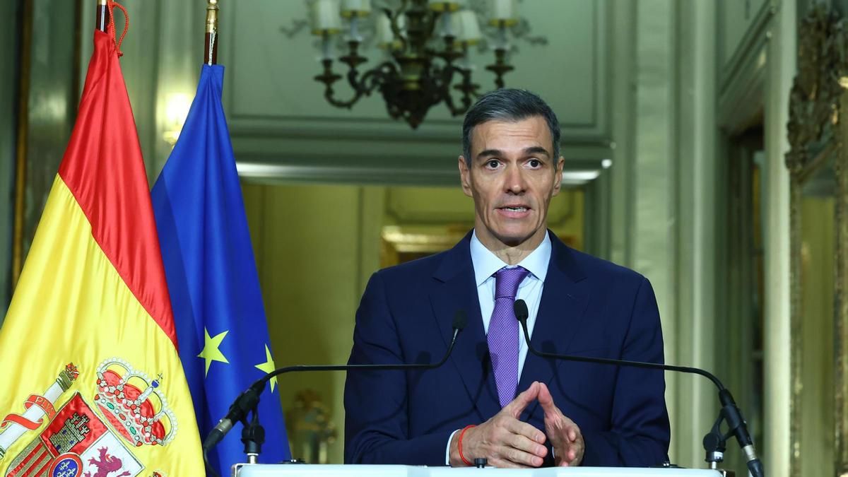 El presidente del Gobierno, Pedro Sánchez, durante una rueda de prensa en París.