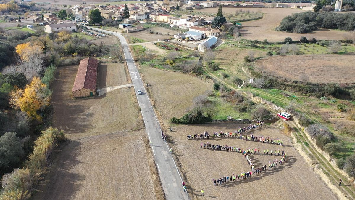 “Solo pedimos cinco centímetros de asfalto”: los vecinos reclaman la mejora urgente de la carretera A-125