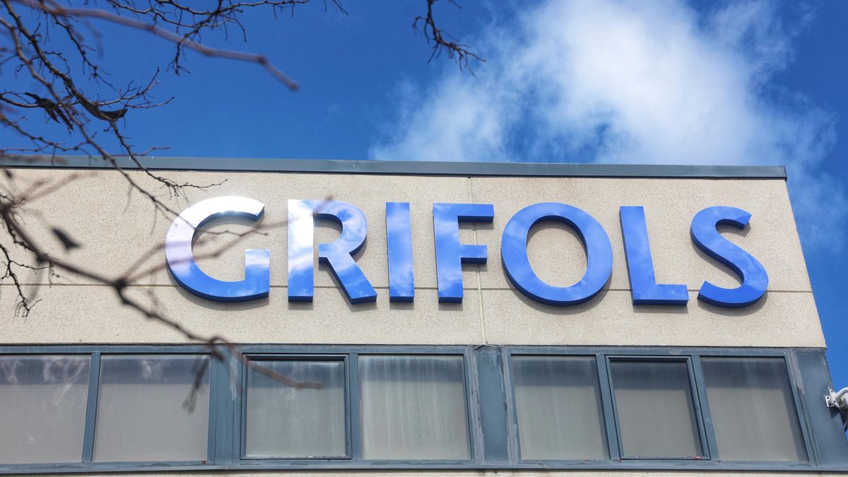 Grifols gana 402 millones en 2025, un 156% más, y recorta su deuda