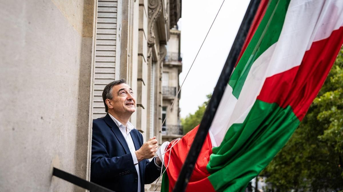 El PNV coloca una ikurriña y toma posesión de su palacio de París, "símbolo contra el fascismo"